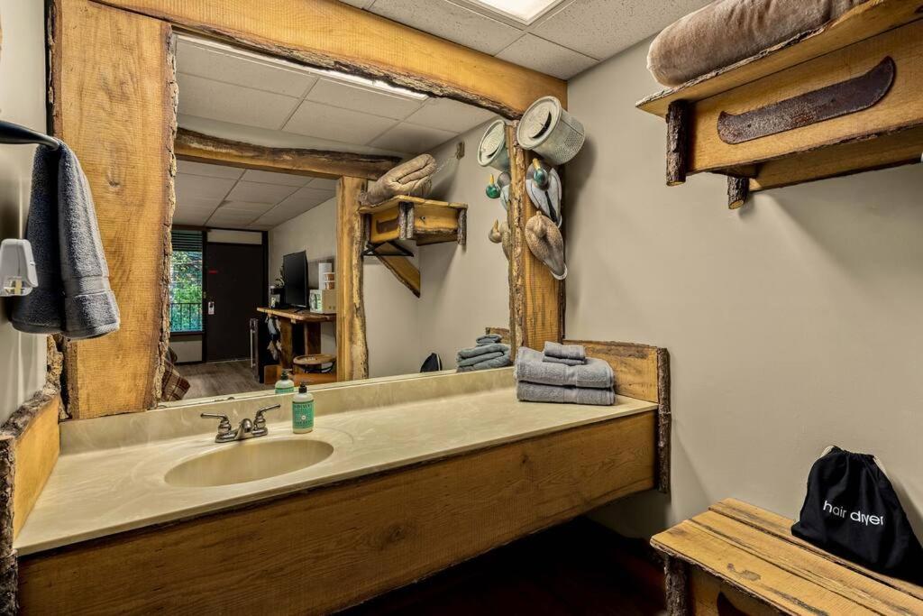 Stonegate Lodge King Bed Wifi 50 In Roku Tv Salt Water Pool Room # 101 유레카 스프링스 외부 사진