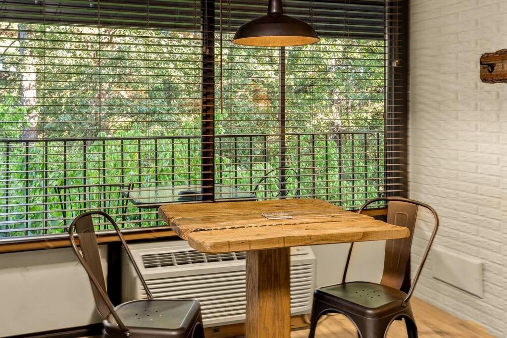 Stonegate Lodge King Bed Wifi 50 In Roku Tv Salt Water Pool Room # 101 유레카 스프링스 외부 사진