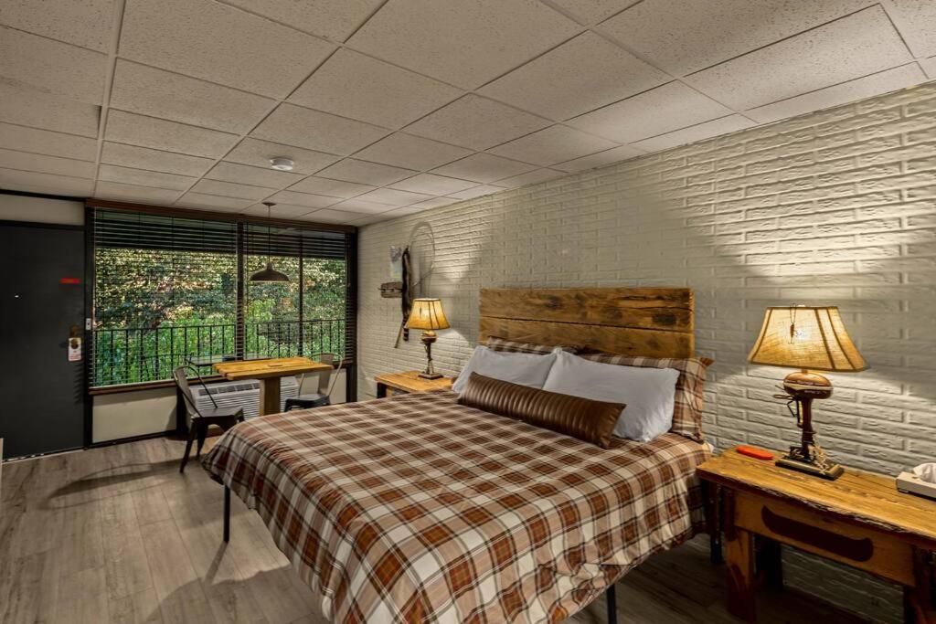 Stonegate Lodge King Bed Wifi 50 In Roku Tv Salt Water Pool Room # 101 유레카 스프링스 외부 사진